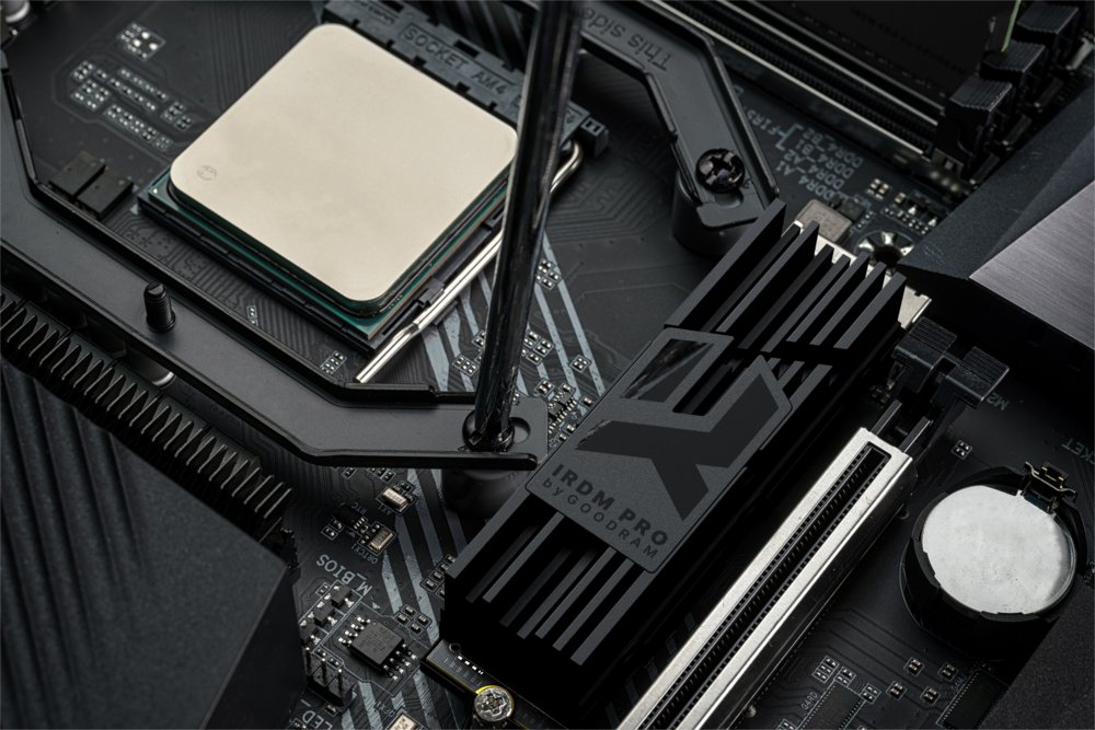 Goodram IRDM PRO | 2TB NVMe SSD | M.2 Gen4 | 7.000MB/s Lezen | 6.850MB/s Schrijven | Heatsink 4 Goodram IRDM PRO | 2TB NVMe SSD | M.2 Gen4 | 7.000MB/s Lezen | 6.850MB/s Schrijven | Heatsink - Afbeelding 4